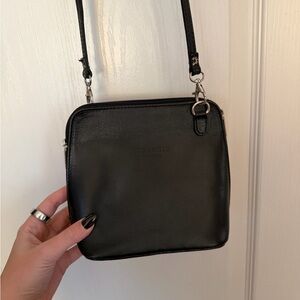 Vera Pelle Elegant Black Crossbody Bag